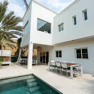 Deema The Lakes Luxury 3 Bd Pool Dubai